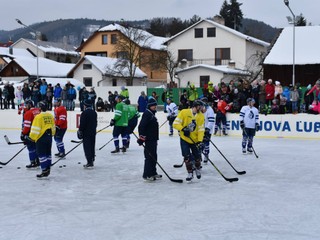 Popradskí hokejisti si zatrénovali v Novej Ľubovni pod holým nebom.
