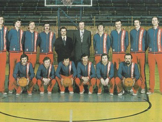 Družstvo Slávie VŠT Košice z roku 1977. Jiří Zídek celkom vpravo v hornom rade.
