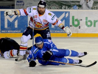 Peter Pucher (v bielom) ešte vo farbách Zvolena. Pod ním súčasný kapitán HC Košice Ladislav Nagy.