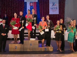 Víťazi hlavnej kategórie Dospelí. Zľava: 2. Gruľa Dušan - Cragnolini Giada, TC FORTUNA Poprad, 1. Štec Matej - Popova Elena TK UNI-DANCE, 3. Jurča Daniel - Scherfelová Emília, TC FORTUNA Poprad, 4. Ihring Jaroslav - Varechová Natália, TŠK STELLA Žiar nad Hronom, 5. Tóth Daniel - Indrová Vanesa, TK UNI-DANCE Bratislava.