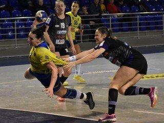 Najlepšou strelkyňou Iuventy v Moste bola Nikoleta Trúnková (vľavo).