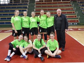 Košické basketbalistky s trénerom V. Karnayom, ktoré postúpili na majstrovstvá sveta stredných škôl.