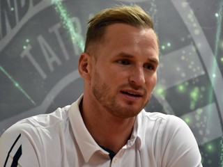 Nehrajúci kapitán Martin Straňovský sleduje spoluhráčov stále ešte iba z hľadiska.