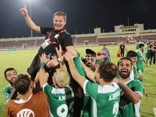 Roman Berta na rukách hráčov libanonského Al Ansar po vyhratom zápase Ázijskeho pohára v ománskom meste Salalah.