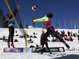 Pozrite si volejbal na snehu na Štrbskom Plese