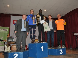Absolútny víťaz a víťazka ženskej kategórie s organizátormi.