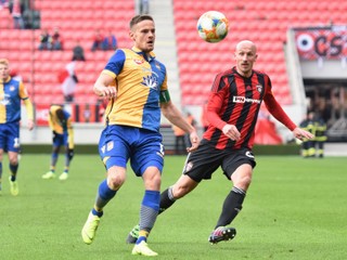 Košičan Tomáš Huk (vľavo) je kapitánom a oporou Dunajskej Stredy.