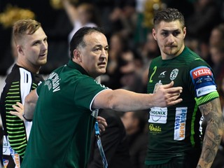 Oliver Rábek (vpravo) nedohral v Záhrebe pre rozťaté čelo.