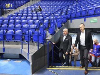 Na snímke zľava minister dopravy a výstavby SR Árpád Érsek (Most-Híd), riaditeľ organizačného výboru 2019 IIHF MS v ľadovom hokeji Igor Nemeček a bývalý hokejista Jiří Bicek počas prehliadky štadióna.