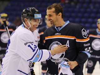 A. Kroták (vľavo) v družnej debate so súčasným asistentom trénera Košíc P. Bartošom.