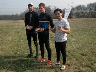 Ocenené trio mužov v 2. kole - zľava 2. Semančík, 1. Mušinský, 3. Simočko.