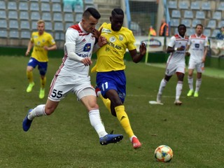 Michalovciam bude v Žiline chýbať potrestaný Mamadou Tounkara (vpravo).