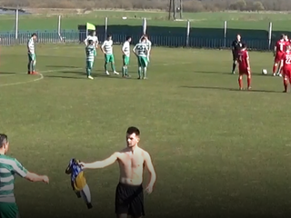 Kuriózny moment. Vylúčený gólman Maria Huty Schvarc podáva svoj dres spoluhráčovi z poľa Legátovi, ktorý ho v bráne nahradil.