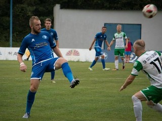Juraj Hovančík (vľavo) v drese Lokomotívy proti Lipanom. V sobotu tu bude presne opačne.
