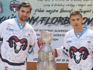 V. Mihálik (vľavo) a D. Bortňák vlani spoločne pózovali s majstrovskou trofejou v rodnom Sabinove. Teraz o ňu bojujú znova, ale už ako súperi.