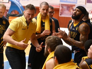 Tréner Svitu M. Madzin (vľavo) verí, že do ďalších zápasov play-off nastúpia v širšej rotácii.