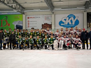 Slováci so Švajčiarmi spoločne pózovali pred objektívmi fotoaparátov.