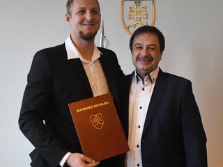 Igor Čupryna (vľavo) prevzal oficiálny dekrét z rúk prednostu OÚ Emila Chlapečka.