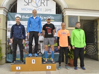 Najlepší muži na stupni víťazov.