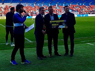 Roman Šimko a Pavol Turczyk (v poradí sprava) pózujú šo šekom pre najlepší regionálny tím v tohtoročnom Slovnaft Cupe.