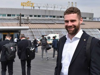 Leon Draisaitl mal po prílete do Košíc dobrú náladu.