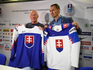 generálny manažér reprezentácie Slovenska Miroslav Šatan (vpravo) a tréner slovenských hokejistov Craig Ramsay s oficiálnymi dresmi slovenskej reprezentácie počas tlačovej konferencie k nominácii hráčov Slovenska na MS 2019 v Košiciach.