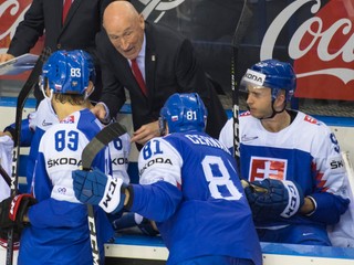Pokyny trénera Ramsayho počúva aj trojicha Košičanov z NHL - zľava Christián Jaroš (Ottawa), Erik Černák (Tampa Bay) a Martin Marinčin (Toronto)