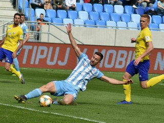 Jakub Grič (vpravo) urobí všetko pre to, aby Andraž Šporar (v páde) svoje gólové konto neobohatil.