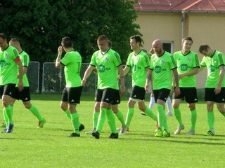 Šarišské Michaľany si schuti zastrieľali v Krompachoch, úplne vpravo je autor hetriku Ivan Petruk.