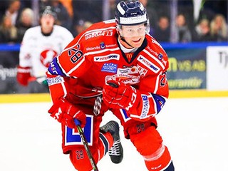 Jörgen Karterud si oblečie dres HK Poprad.