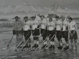 Fotografia z prvého zápasu v histórii Popradu. Z prvého dielu publikácie Dejiny hokeja v Poprade.