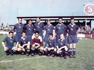 Na toto mužstvo Lokomotívy Košice z päťdesiatych rokov minulého storočia si pamätajú už len nemnohí priaznivci futbalu. Zľava stoja: Nepko, P. Fecko, Hledík, Kánássy, A. Polák, Cestický. V podrepe: Greškovič, Iľko, Škultéty, Gašparík, Košč.