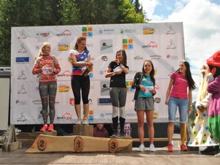 Víťazka Timea Mihoková oslavovala šampanským.