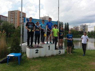 Najrýchlejší muži i ženy na stupňoch víťazov.