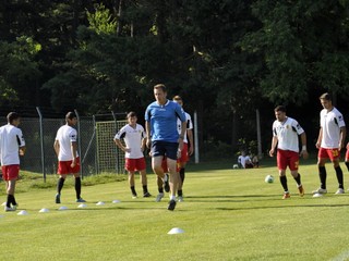 Rastislav Švický (v popredí v modrom tričku) mal počas pôsobenia v roku 2013 na starosti kondičnú prípravu mužstva Ravan Baku.