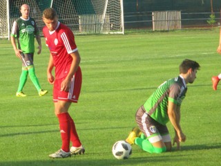 Plavničan Matúš Perháč (vľavo) strieľa v jari dôležité góly. V nedeľu dal víťazný proti Krompachom.