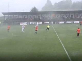 Pre silnú búrku trval v nedeľu v Krompachoch zápas iba 15 minút. Na dohrávku už hostia neprišli.