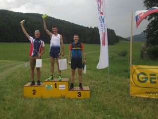 Stupeň víťazov na pretekoch v Lietave: zľava druhý Jonáš, víťazný Dávidík a tretí Krajčík.