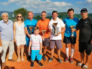 Zľava starosta Čane M. Rečka, pozostalá manželka J. Janotková, P. Petrovský, P. Schreiber, M. Kolesár, T. Veme, I. Hančár. Dole syn Viktora Janotku Lukáš.