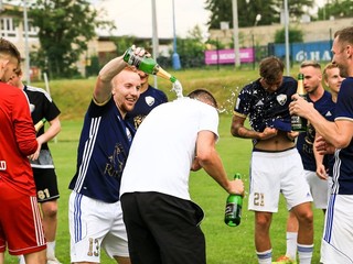 Radosť futbalistov popradského béčka po postupe do III. ligy Východ. V nej rozhodne nechcú byť len do počtu.