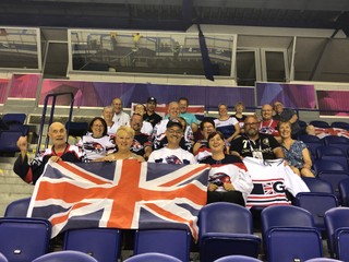 Britskí hokejbaloví fanúšikovia.