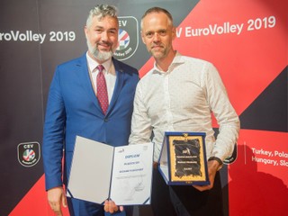 Košický tréner R. Vlkolinský (vpravo) si preberá pamätnú plaketu na konferencii SVF v Poprade.