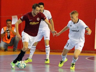 Častý futsalový obrázok - Tomáš Drahoský s loptou na nohe, nepomáha ani hypnotizovanie súperov.