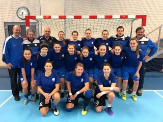 Slovenské reprezentantky vo futsale. Asistent trénera M. Hrabčák (v hornom rade druhý sprava) chce oživiť futsal v Košiciach.