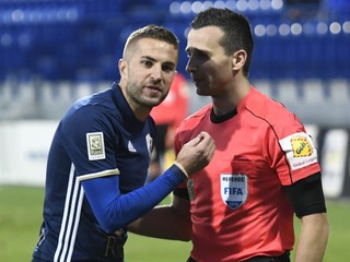 Filip Glova (vpravo) vysvetľuje situáciu na ihrisku Stanislavovi Šestákovi.