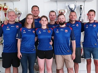 Slovenská reprezentácia vo foosballe. Predný rad (zľava): Rakovicsová, Paňková, Oravčík. Zadný rad (zľava): Grobár, Cingel, Minár, Horčiak, Kuchta.
