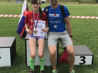 Miška Ivančová po slávnostnom vyhlásení výsledkov s otcom Michalom.