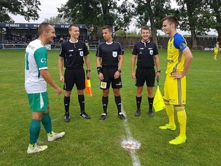 Kapitánsku pásku si vyskúšali novici v oboch táboroch. Na košickej strane Samuel Kuc (vpravo), na vranovskej Jakub Verčimák.