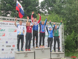 Jozef Pollák (vľavo) na striebornej priečke na stupňoch víťazov.