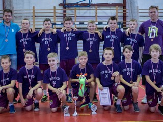 Družstvo RIM Basket Košice do 12 rokov, ktoré na majstrovstvách Slovenska získalo bronzové medaily. Richard Mišinský v hornom rade vľavo, Róbert Nuber v hornom rade vpravo.